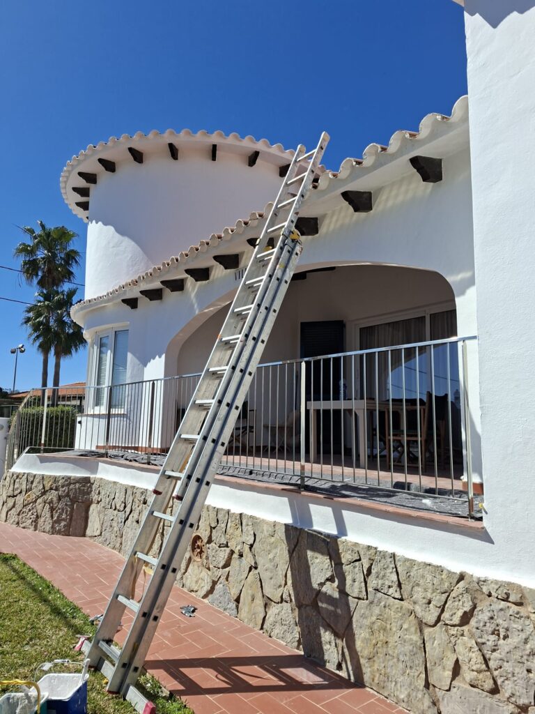 Rehabilitación y pintura de fincas rústicas con pintura impermeable en Alayor y San Clemente